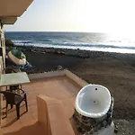 Sunrise Directly At The Sea דירה La Mareta