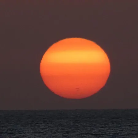 Sunrise Directly At The Sea דירה *